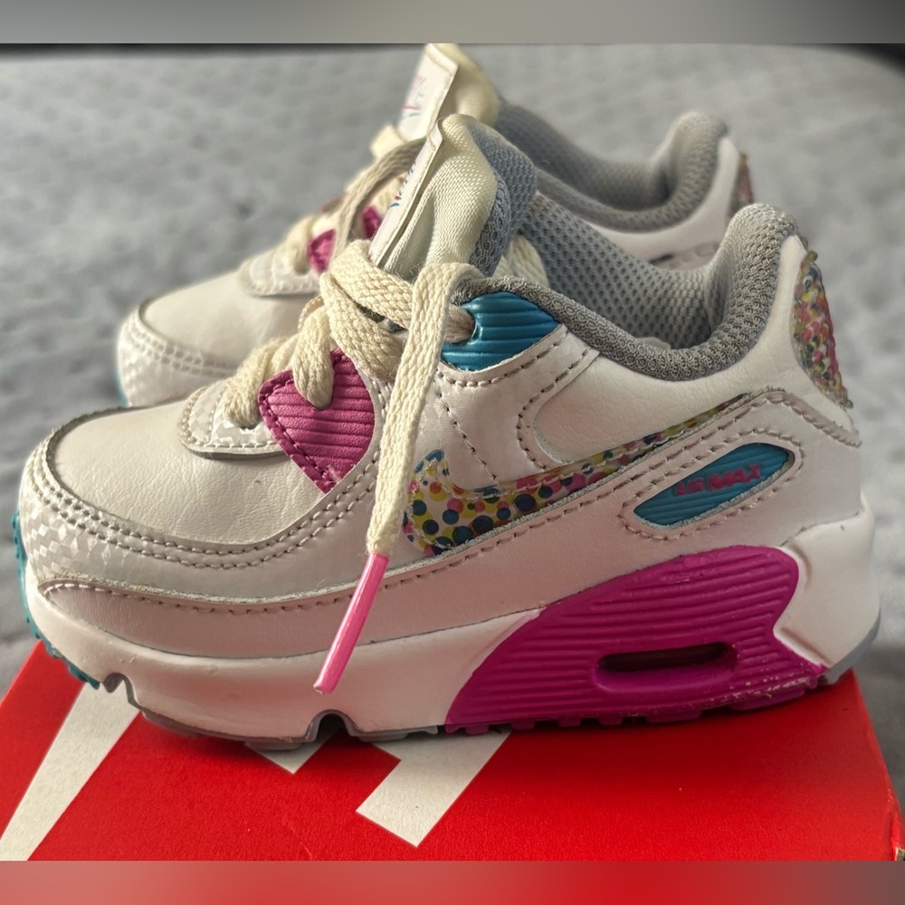AIR MAX 90 LEATHER SE TD 'BRIGHT COLORS!
Toddler Size 4.5